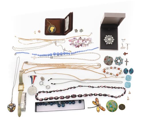 A COLLECTION OF COSTUME JEWELLERY.