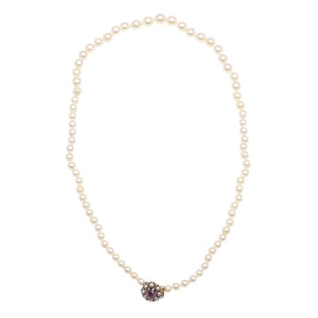 A STRING OF CULTURED PEARLS TO GOLD AND AMETHYST CLASP.