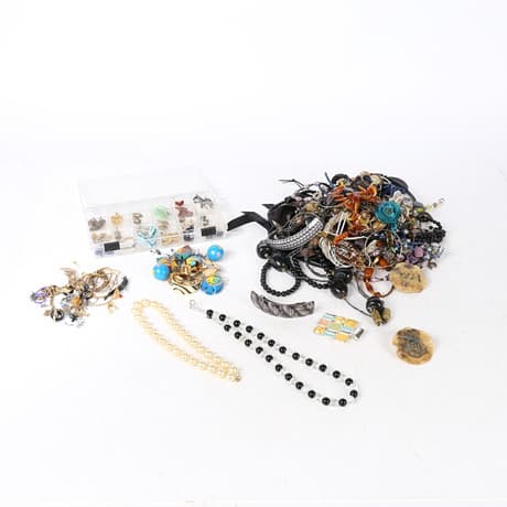 A COLLECTION OF COSTUME JEWELLERY.