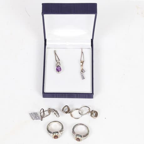 A COLLECTION OF SILVER JEWELLERY.