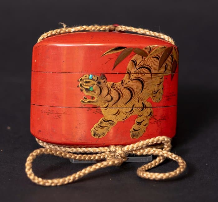 Two-case Tiger 虎 (Tora) Inro with luminous eyes - Wood - Japan - 19th century