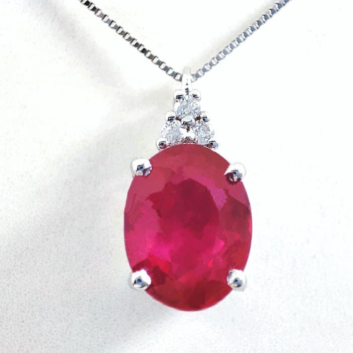Necklace with pendant - 18 kt. White gold - 2.64ct. tw. Ruby - Diamond