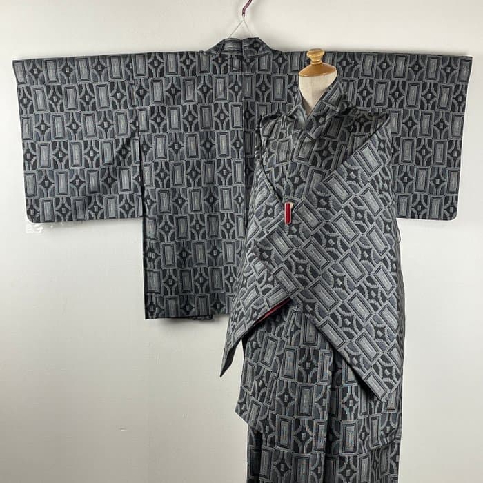 Men's Tsumugi Kimono Set (2 Pieces) - Black with Geometric Patterns - Silk - Japan - Shōwa period (1926-1989)