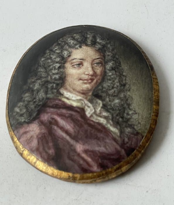 Homme avec perruque
