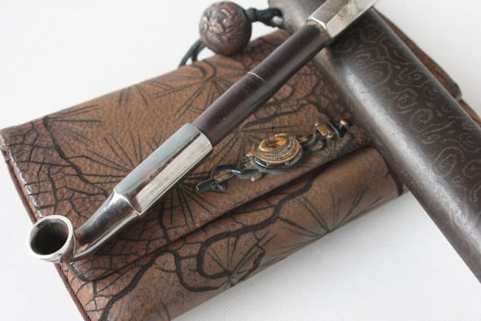 SAGEMONO 提げ物 Kiseru 煙管 Japanese pipe - Bamboo, Brass, Leather, Silver, Wood - Japan - Shōwa period (1926-1989)