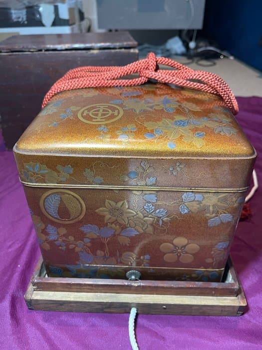 Japanese Maki-e Lacquer Box (tebako 手箱) with Floral and Mon Crests - Gold, Lacquer, Wood - Japan - Meiji period (1868-1912)