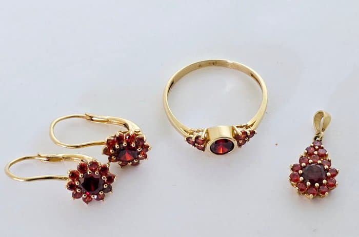 3 piece jewellery set - 14 kt. Yellow gold - Garnet spinel