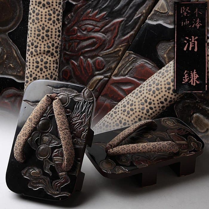 Kamakura-bori geta wooden clogs made of genuine lacquerware with the carving of the "Thunder God" - Wood - 1900-2000