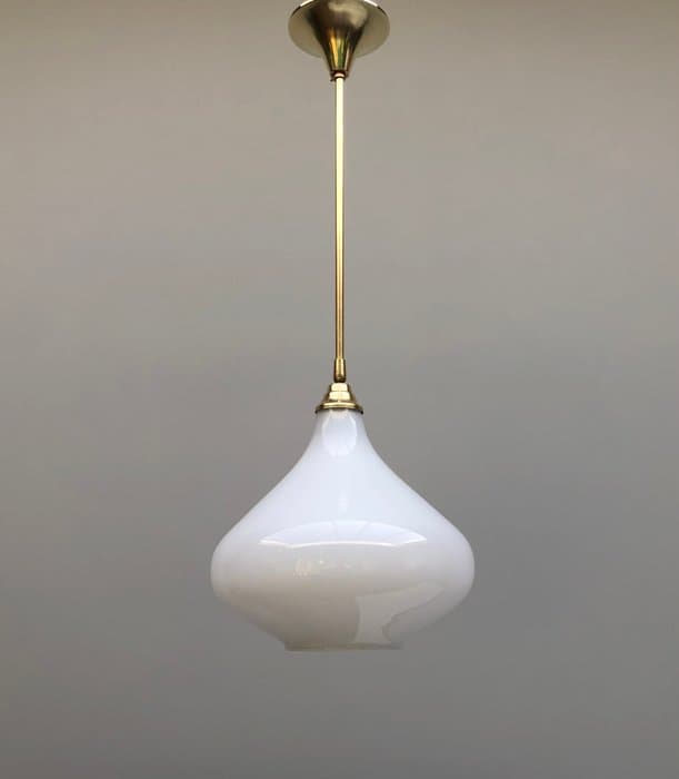 Ceiling lamp - Opaline glass - Large brass pendant lamp with an opaline glass shade.