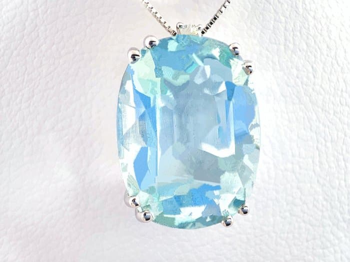 Necklace with pendant - 18 kt. White gold - 12.84ct. tw. Aquamarine - Diamond