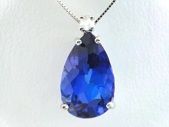 Necklace with pendant - 18 kt. White gold - 5.39ct. tw. Tanzanite - Diamond